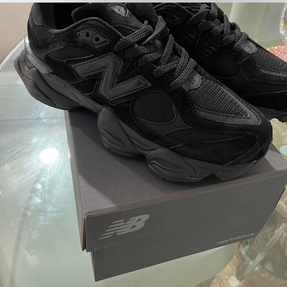 New Balance 9060 Triple Black.